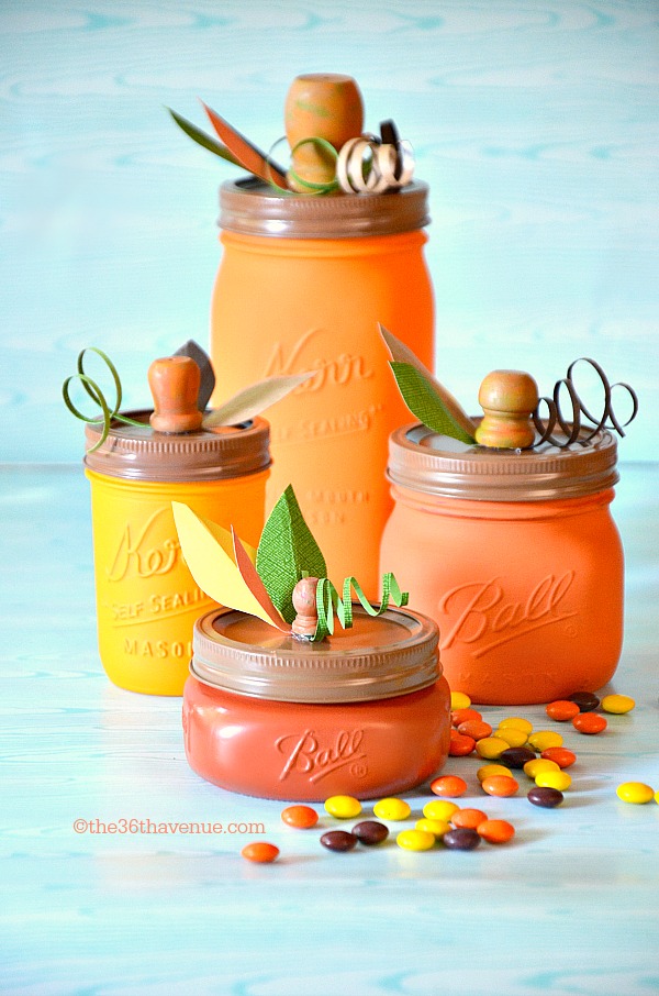 Gah! This pumpkin mason jar craft idea is sooo cute for easy fall decor! Such a fun fall craft using mason jars and paint! #fallcraft #falldecor #masonjar #masonjarcraft #craftidea