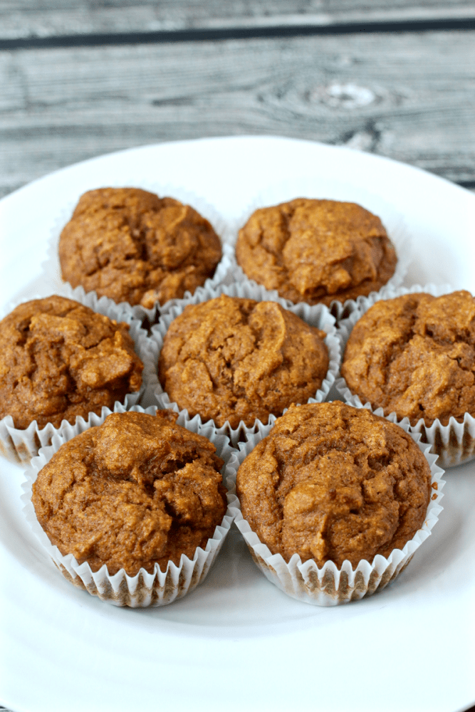 These one bowl whole wheat pumpkin muffins are moist and delicious! Easy fall snack idea! Yummy pumpkin muffin recipe! #pumpkin #pumpkinsnack #pumpkindessert #pumpkinrecipe #falldessert #fallrecipe