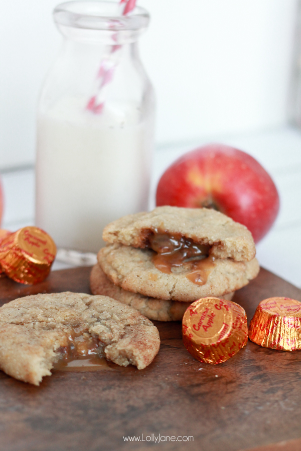 Caramel Apple Snickerdoodles. The taste of fall stuffed in a chewy snickerdoodle cookie, YUM! |lollyjane.com