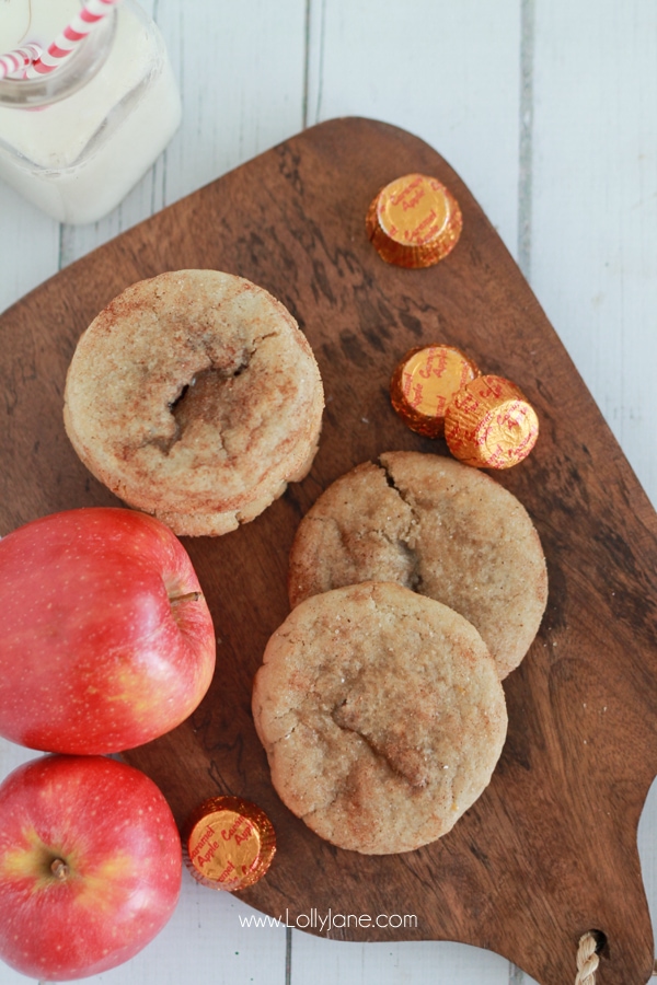 Caramel Apple Snickerdoodles. The taste of fall stuffed in a chewy snickerdoodle cookie, YUM! |lollyjane.com