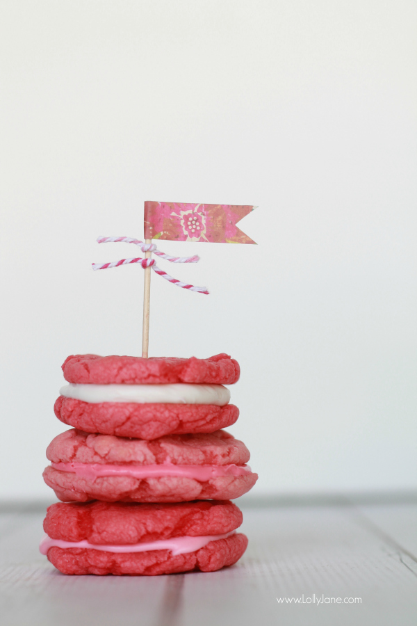 Easy pink whoopie pie cookies, yum!! | lollyjane.com