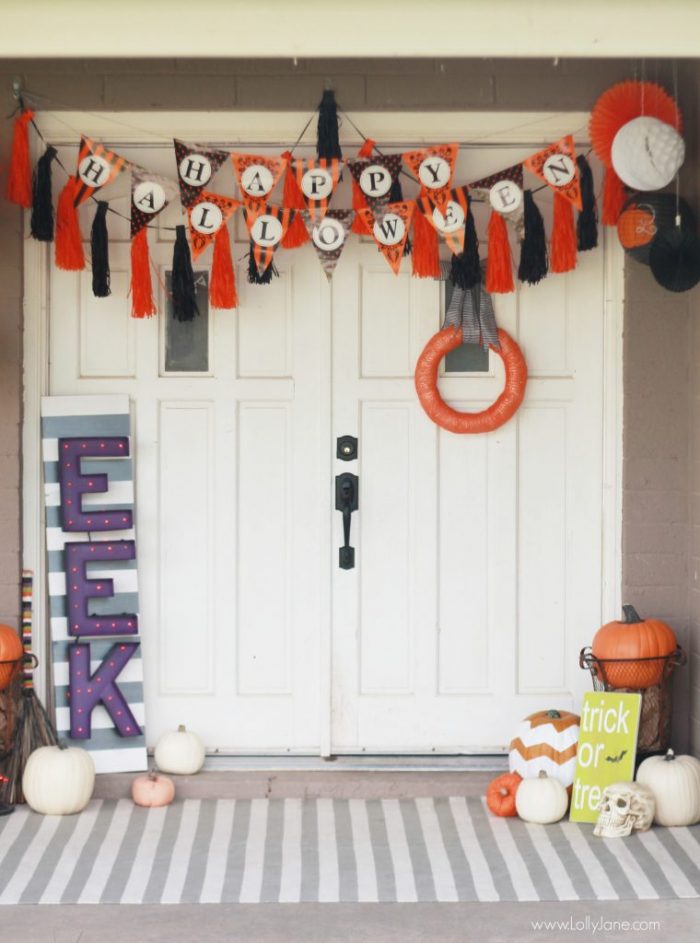 Easy Halloween porch decor | lollyjane.com