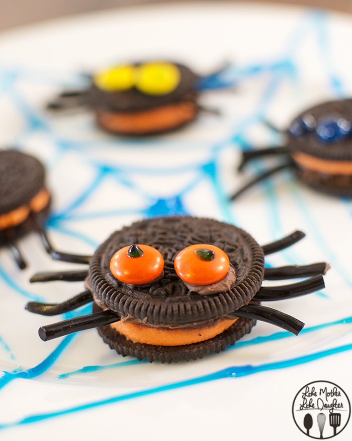 Adorable! OREO spider cookies! Such an easy Halloween dessert idea!