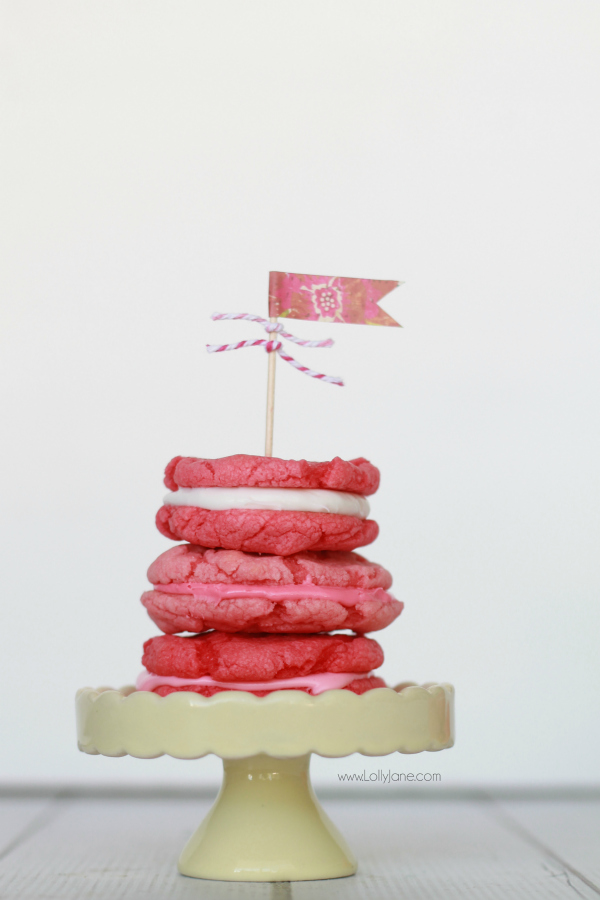 Easy pink whoopie pie cookies, yum!! | lollyjane.com