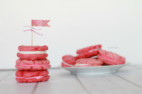 Easy pink whoopie pie cookies, yum!! | lollyjane.com