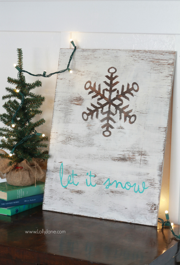 Pretty natural snowflake winter decor. This let it snow sign is so cute all season long. Cute Christmas decor!