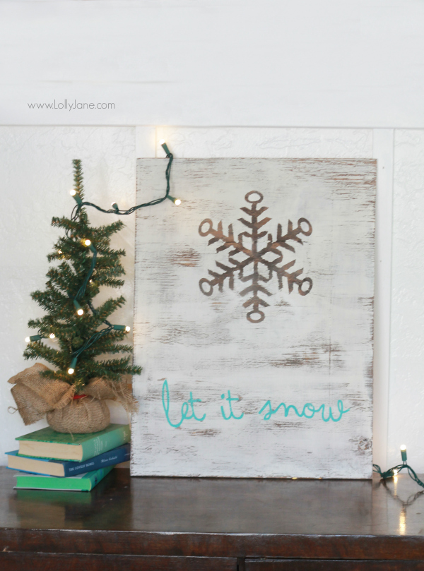 Pretty natural snowflake winter decor. This let it snow sign is so cute all season long. Cute Christmas decor!