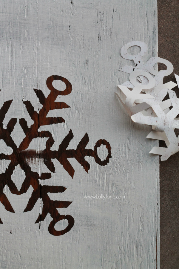 Pretty natural snowflake winter decor. This let it snow sign is so cute all season long. Cute Christmas decor!