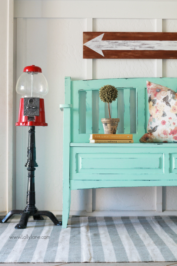 Gorgeous teal bench makeover! See how easy it is to refinish old furniture to make it new again.| lollyjane.com