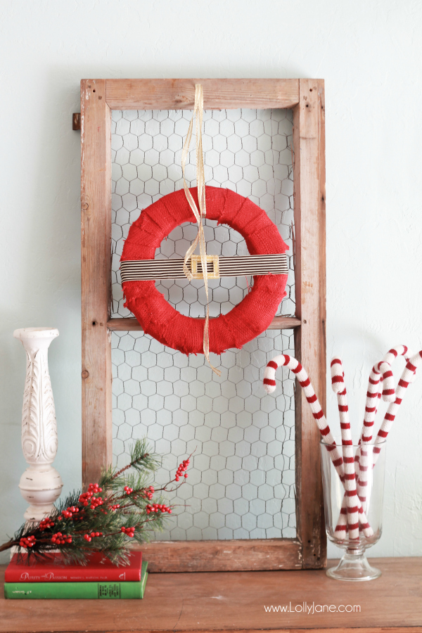 DIY Santa-inspired Holiday Wreath |via LollyJane.com