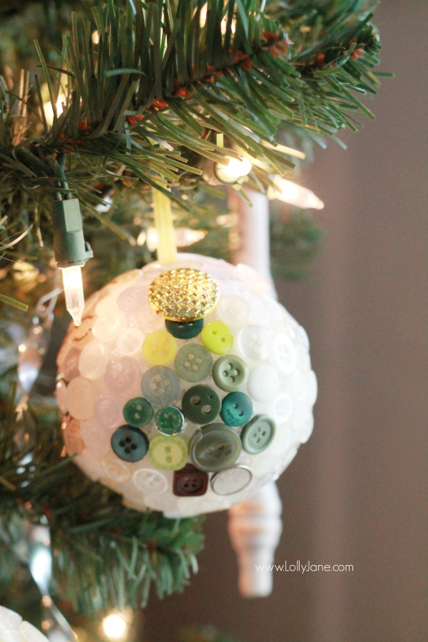 DIY | Easy button ornament, just use hot glue and buttons to create patterns, dimension. Great for little kids!