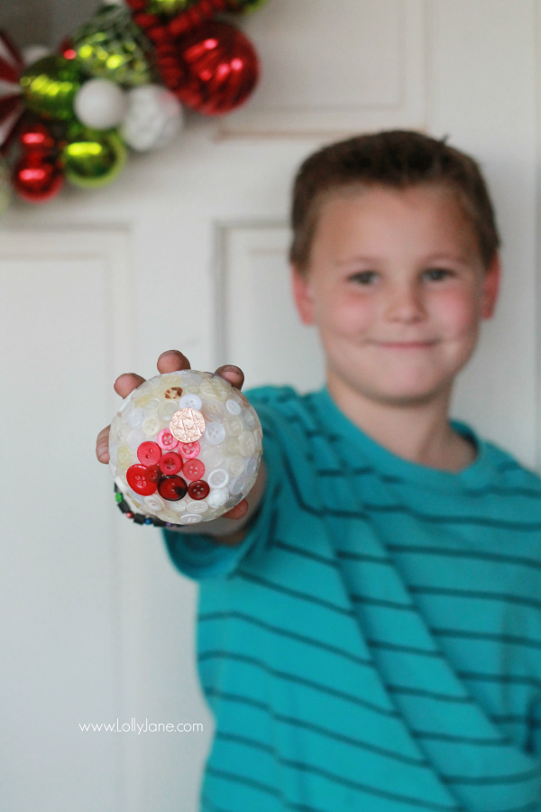 DIY | Easy button ornament, just use hot glue and buttons to create patterns, dimension. Great for little kids!