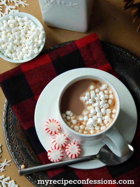 EASY and yummy PEPPERMINT hot chocolate recipe! This is THE hot cocoa recipe this Christmas season!