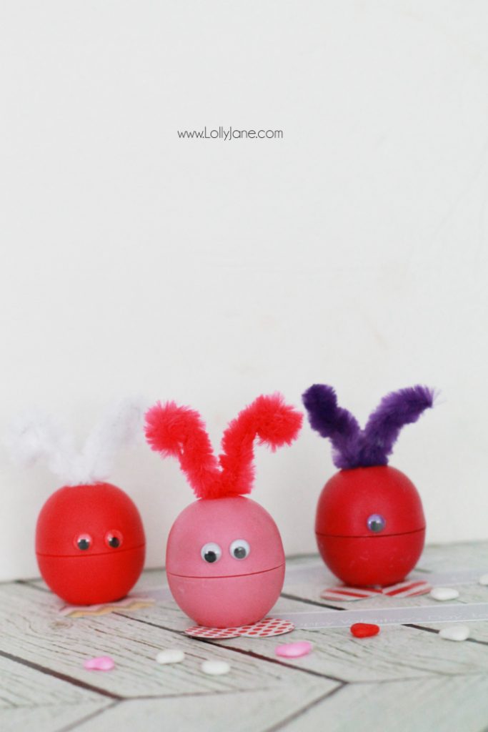 eEOS love bug Valentines, these are so dang cute and really easy to make!  Makes a fun Valentine gift, great for kids or a cute teacher gift or fun coworker gift as well! Click through for the final product! BONUS: Includes FREE printable tags!
