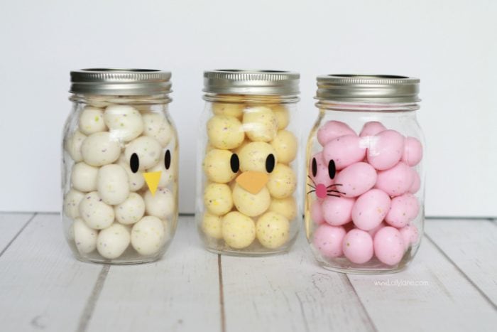 Adorable and EASY mason jar idea! Apply little faces to clear mason jars and fill with colorful candies to make quick Easter mason jar craft favors! Sooo cute! 