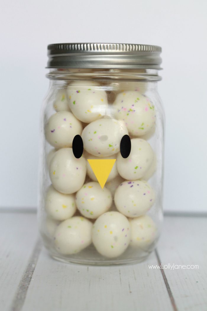 Adorable and EASY mason jar idea! Apply little faces to clear mason jars and fill with colorful candies to make quick Easter mason jar craft favors! Sooo cute!  Love this CHICK mason jar!
