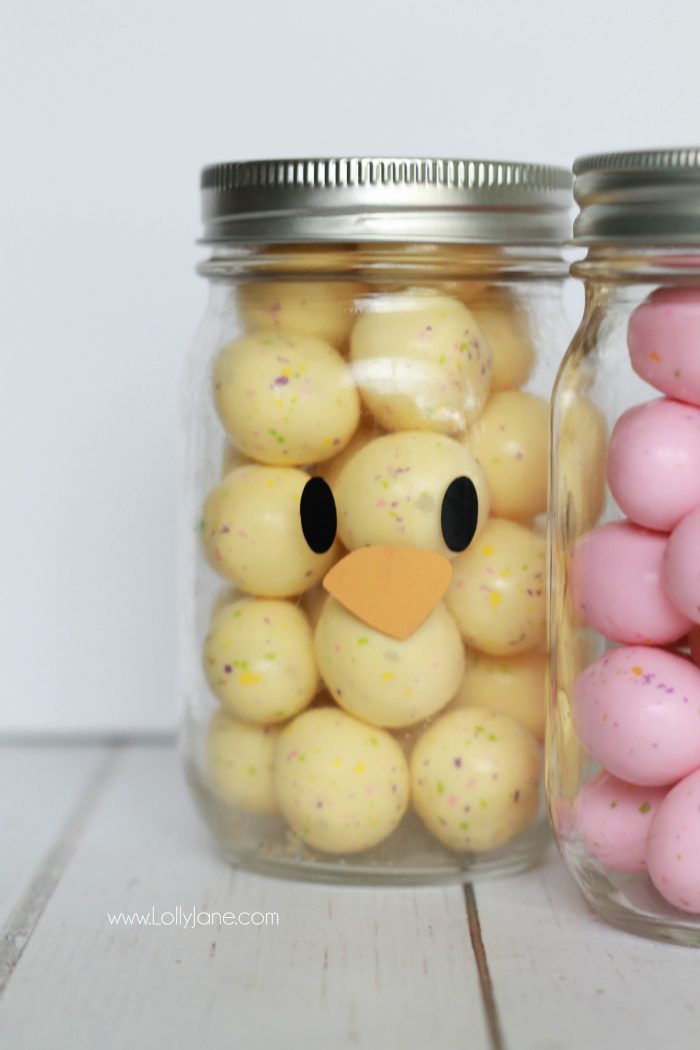 Adorable and EASY mason jar idea! Apply little faces to clear mason jars and fill with colorful candies to make quick Easter mason jar craft favors! Sooo cute!  Love this DUCK mason jar! 