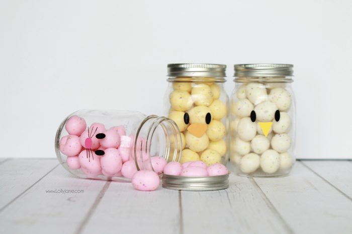 Adorable and EASY mason jar idea! Apply little faces to clear mason jars and fill with colorful candies to make quick Easter mason jar craft favors! Sooo cute! 