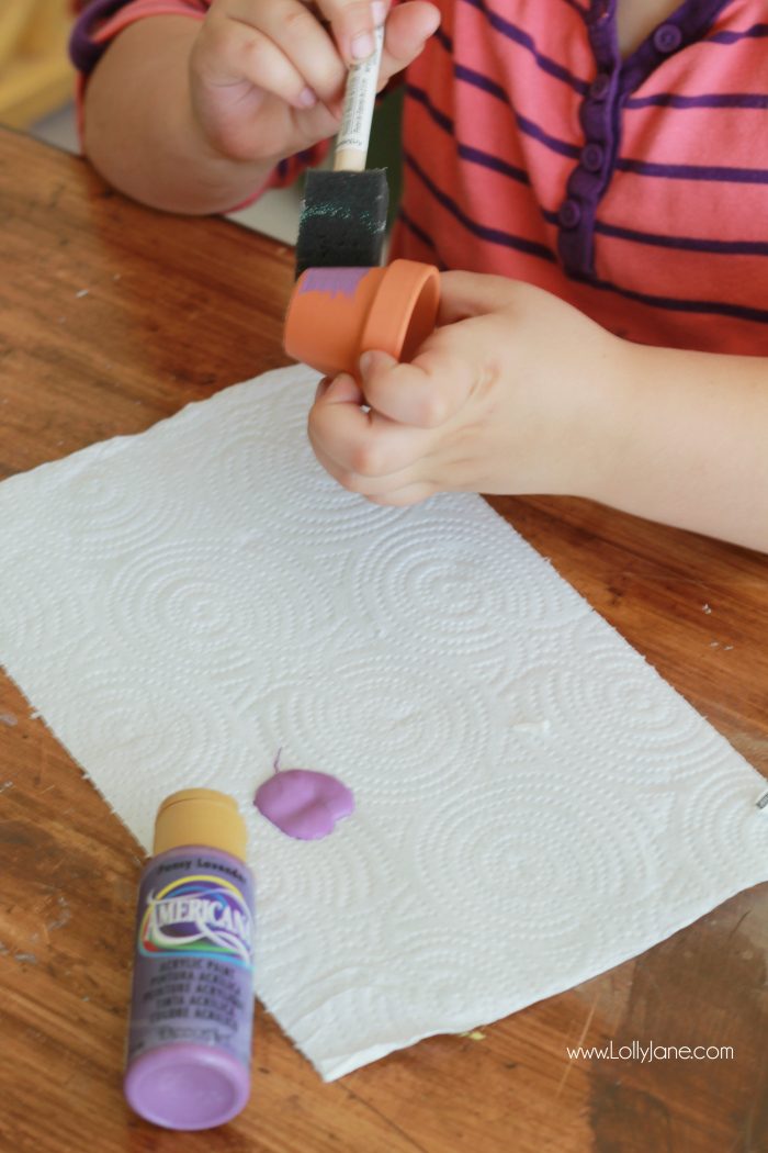 How to make a foam cactus garden with foam and pipe cleaners. So cute and lots of fun for kids! A great way to keep kids busy this summer! A fun kids craft idea! Love little mini succulents crafts!