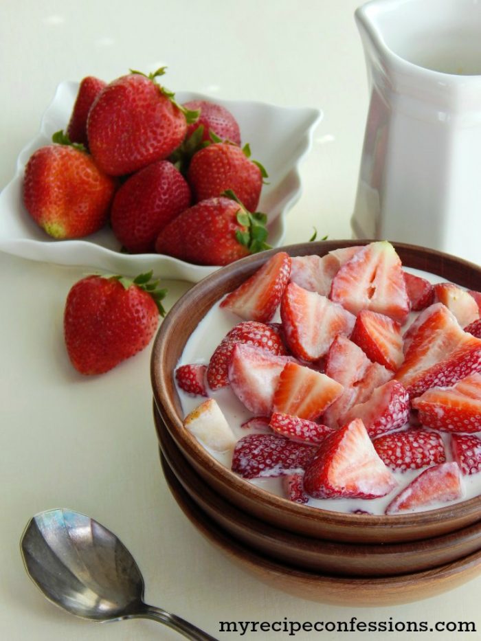 Have you tried strawberries and cream? You simply mix cream with sugar and refrigerate for an easy snack! Love when strawberries are in season to make this healthy snack: easy strawberries and cream recipe, perfect for an afternoon pick me up! #strawberryrecipe #strawberriesandcream #strawberriesandcreamrecipe #snack #healthy #healthysnack #homecooking #dessert #yum