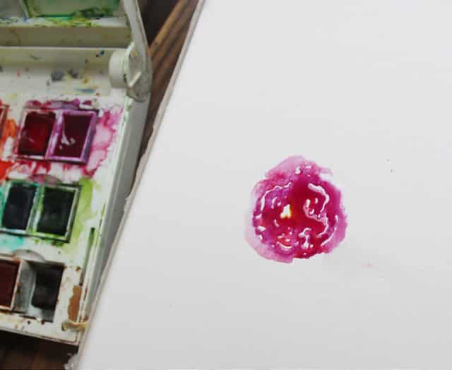 How to paint watercolor roses, so pretty! Follow these step by step painted watercolor flower instructions to create pretty watercolor painting flowers! #watercolor #howto #howtopaintwatercolors #watercolorflowers #watercolorroses
