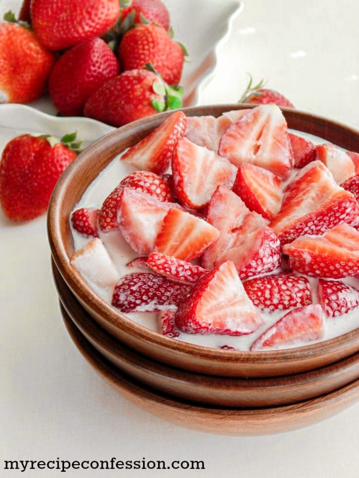 EASY 4-Ingredient Strawberries and Cream Recipe. Mmm! Great for a side, meal, or for a sweet treat! #brunch #easyrecipe #recipe #food #strawberriesandcream #strawberriesandcreamrecipe #breakfast #breakfastrecipe