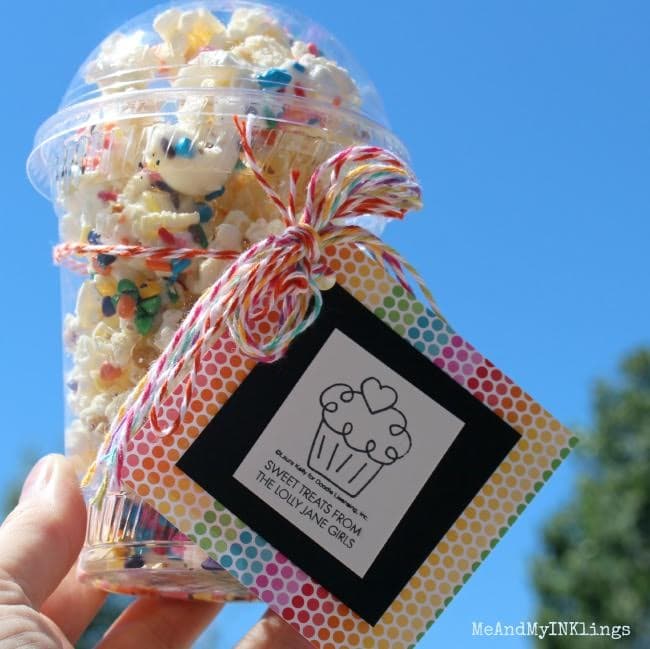 This is the best white chocolate sprinkles popcorn recipe, so easy to make! Great summer dessert idea and love the cute gift packaging idea too!