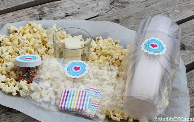 This is the best white chocolate sprinkles popcorn recipe, so easy to make! Great summer dessert idea and love the cute gift packaging idea too!