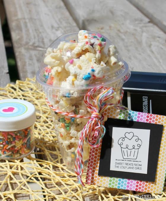 This is the best white chocolate sprinkles popcorn recipe, so easy to make! Great summer dessert idea and love the cute gift packaging idea too!