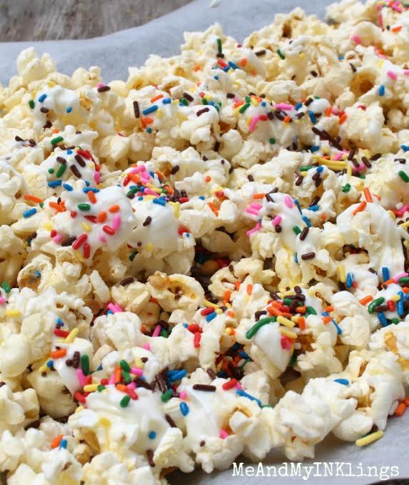 This is the best white chocolate sprinkles popcorn recipe, so easy to make! Great summer dessert idea and love the cute gift packaging idea too!