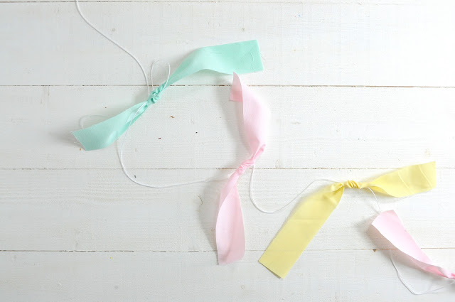 Love this easy fabric garland using fabric scraps and twine. Easy home decor idea, cute kids craft!