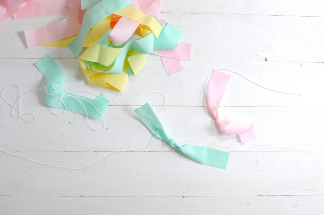Love this easy fabric garland using fabric scraps and twine. Easy home decor idea, cute kids craft!