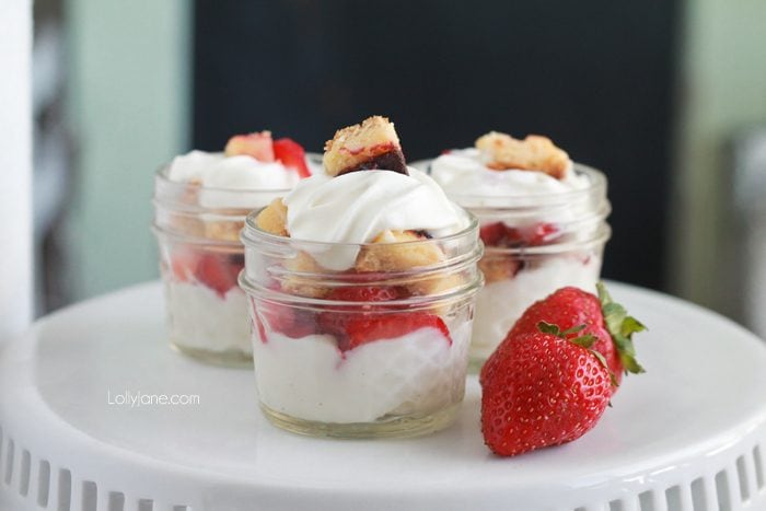 Cheesecake Bar Parfaits. Super easy to throw together, a perfect low cal treat!