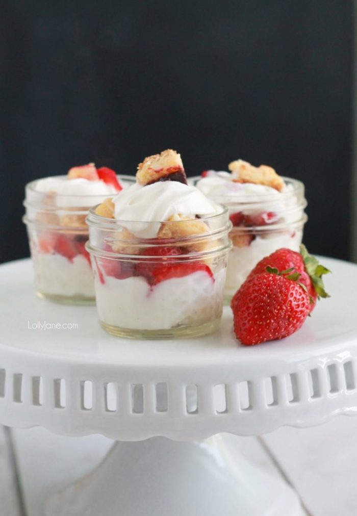 Cheesecake Bar Parfaits. Super easy to throw together, a perfect low cal treat!