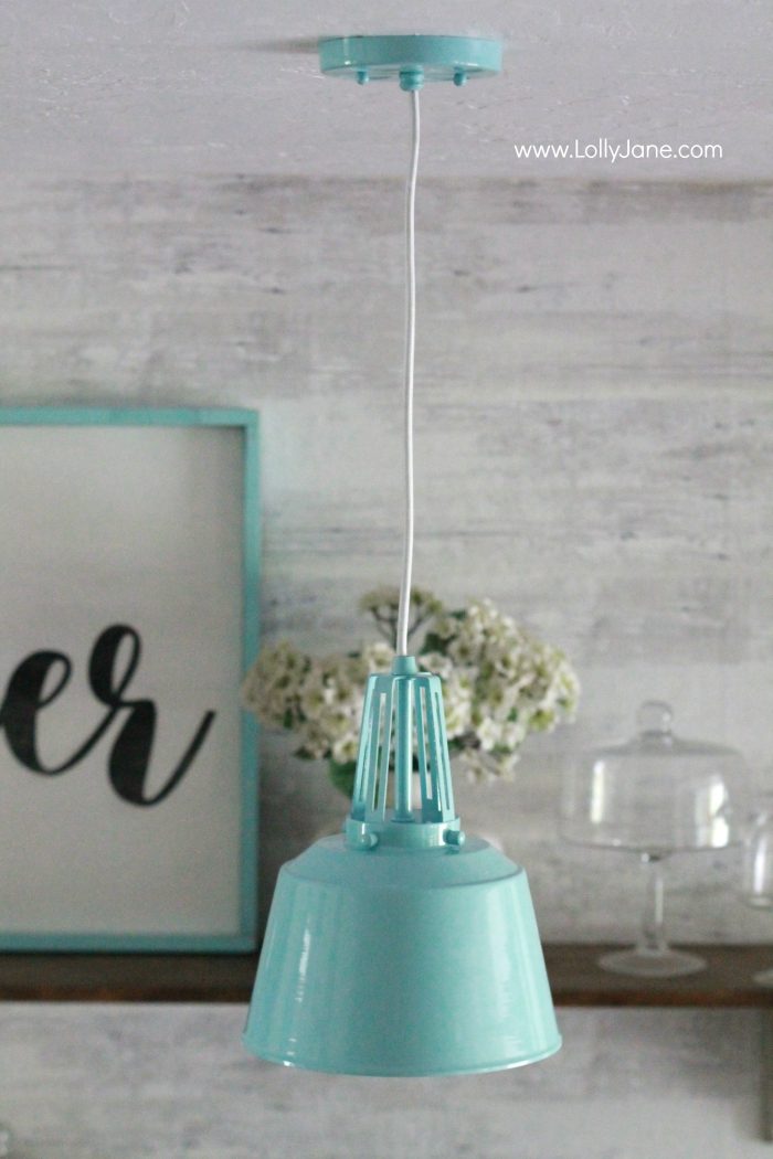 Gorgeous farmhouse dining room. All the tips to achieve this look without breaking the bank! Love the aqua dining room accents and the farmhouse pendants too! Pretty neutral dining room ideas!