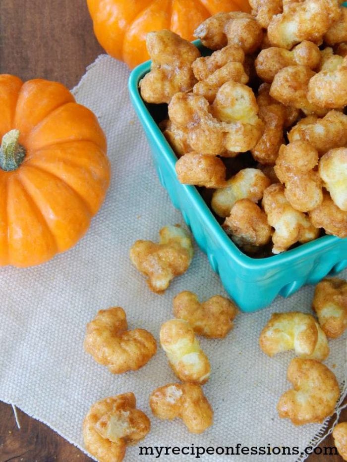 Pumpkin Spice Caramel Corn Pops recipe... so tasty and perfect for fall + Halloween! YUM!