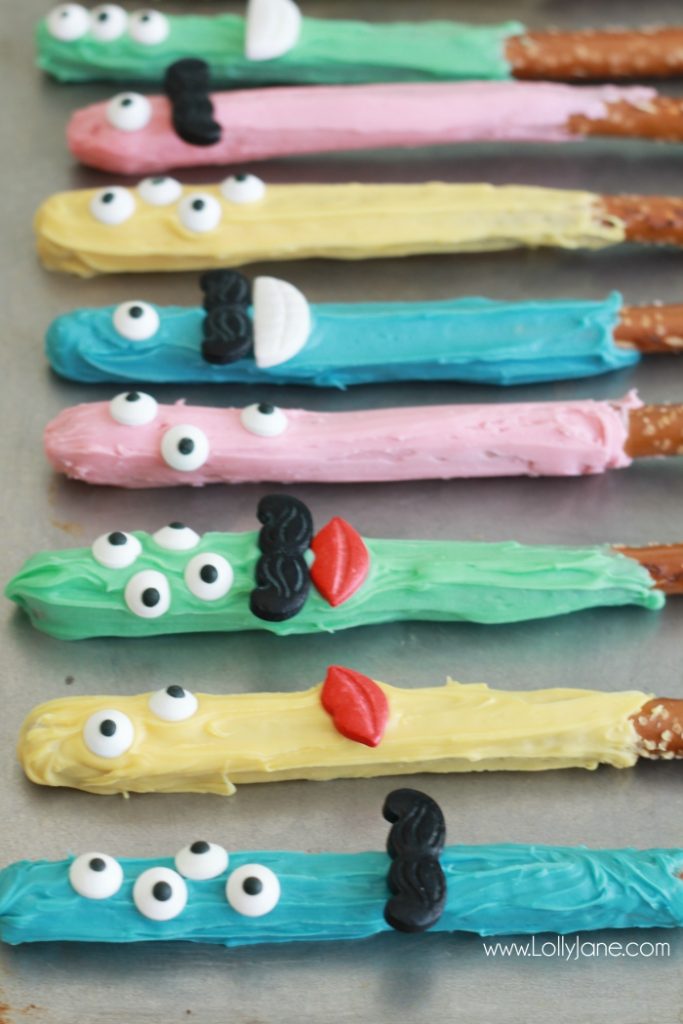 So fun to make these candy monster pretzel rods! Looking for a fun treat to craft with your kids? Make these funny face treats! #monsterpretzelrods #funnyfacetreat #kidstreat #kidtreats #monstertreat