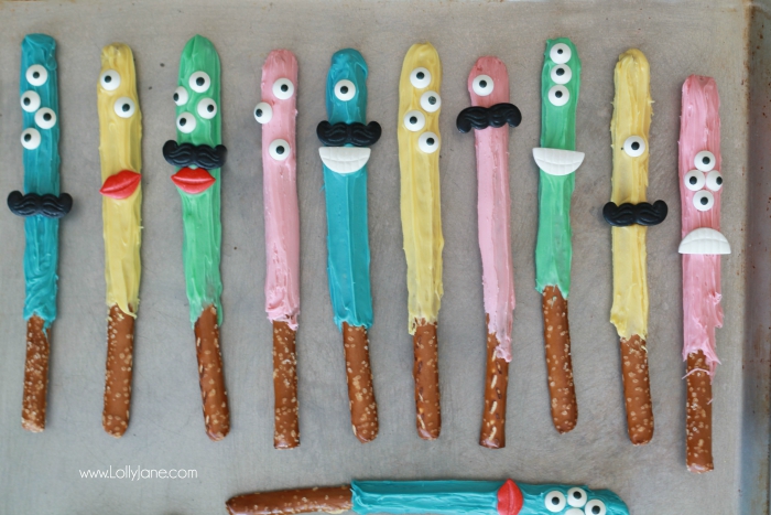 Making these chocolate dipped monster pretzel rods are so easy! Kids will love this easy treat idea! #chocolatedippedpretzels #monsterpretzelrods #pretzelchocolaterods #diychocolatedippedpretzels