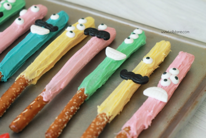 Check out these easy monster pretzel rods that you kids will have fun making! #kidstreat #kidstreatideas #easytomakekidstreats #chocolatedippedpretzels