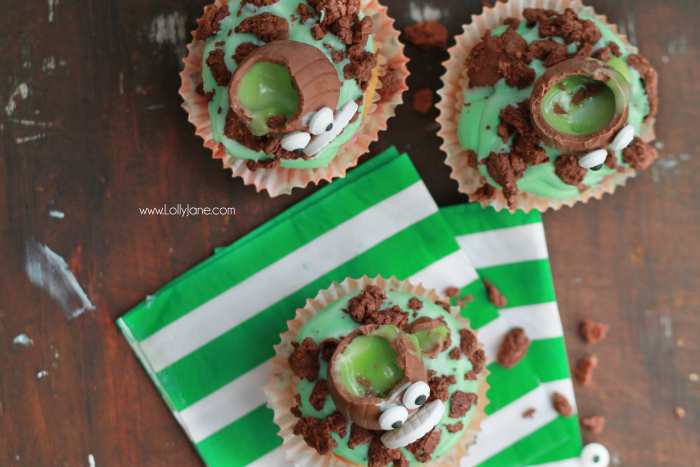 The cutest Halloween Cadbury Screme Eggs Zombie Cupcakes for a cute Halloween treat! Great Halloween party idea, cute kids Halloween treat idea! Love these easy zombie cupcakes! 