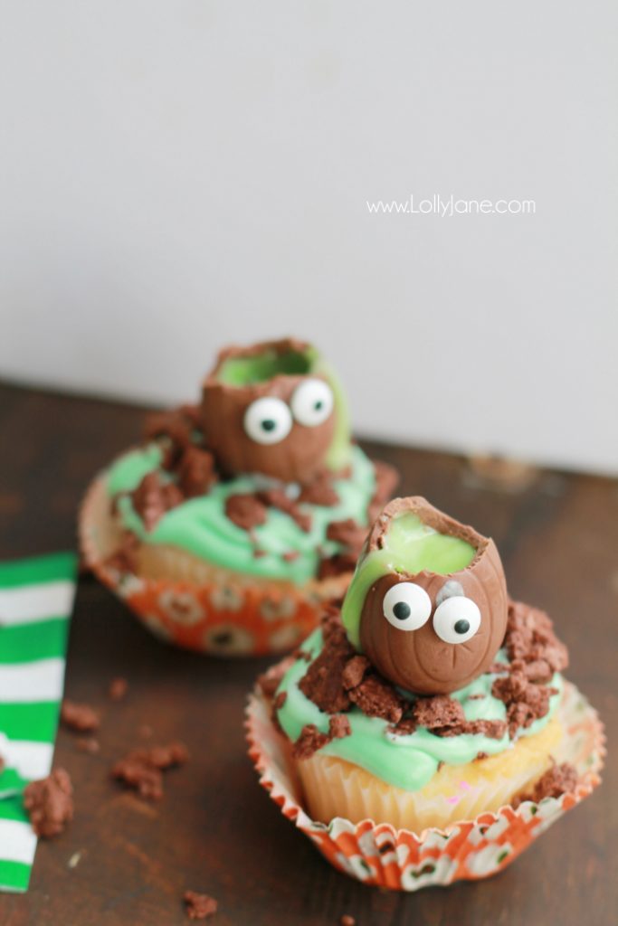 The cutest Halloween Cadbury Screme Eggs Zombie Cupcakes for a cute Halloween treat! Great Halloween party idea, cute kids Halloween treat idea! Love these easy zombie cupcakes! 