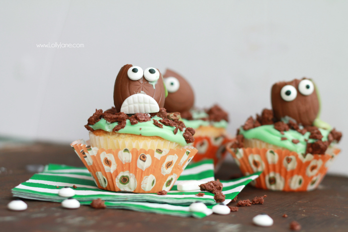 The cutest Halloween Cadbury Screme Eggs Zombie Cupcakes for a cute Halloween treat! Great Halloween party idea, cute kids Halloween treat idea! Love these easy zombie cupcakes! 