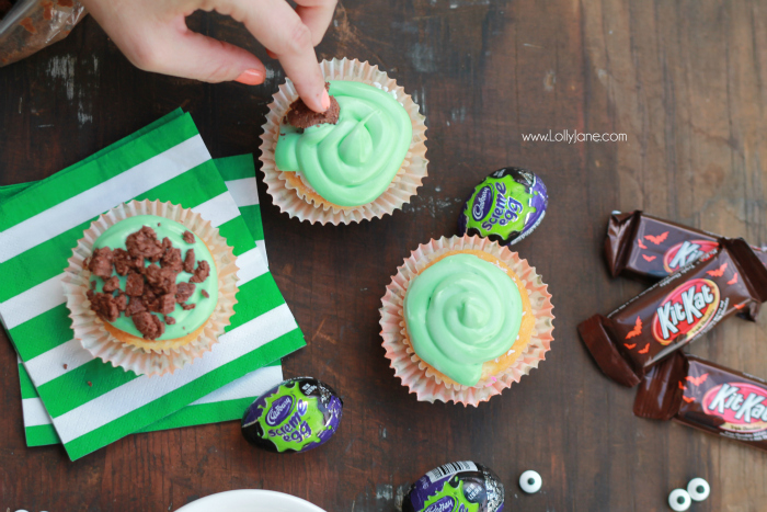 The cutest Halloween Cadbury Screme Eggs Zombie Cupcakes for a cute Halloween treat! Great Halloween party idea, cute kids Halloween treat idea! Love these easy zombie cupcakes! 