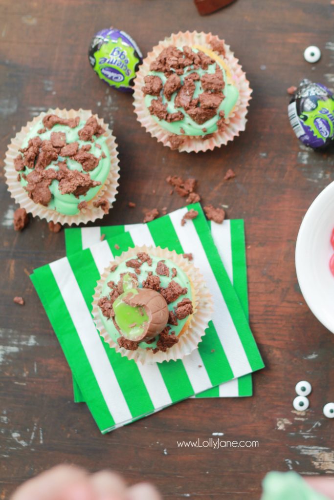 The cutest Halloween Cadbury Screme Eggs Zombie Cupcakes for a cute Halloween treat! Great Halloween party idea, cute kids Halloween treat idea! Love these easy zombie cupcakes! 