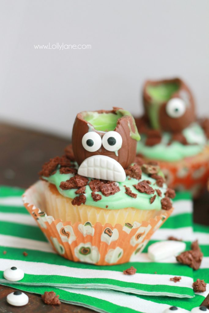 The cutest Halloween Cadbury Screme Eggs Zombie Cupcakes for a cute Halloween treat! Great Halloween party idea, cute kids Halloween treat idea! Love these easy zombie cupcakes! 