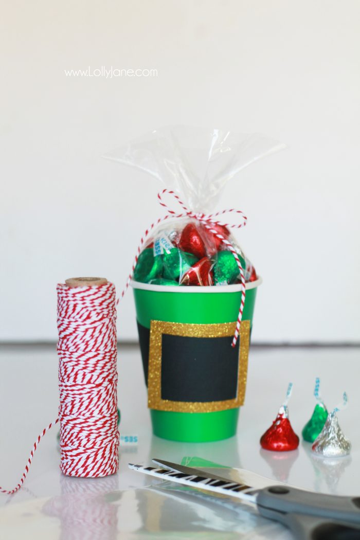 Check out this cute Christmas gift idea, elf kisses treat idea, just fill a green cup with holiday Hershey kisses and tape on an "elf belt" so fun! Cute Christmas neighbor gift idea or cute Christmas craft idea! 