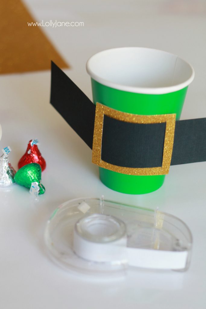 Check out this cute Christmas gift idea, elf kisses treat idea, just fill a green cup with holiday Hershey kisses and tape on an "elf belt" so fun! Cute Christmas neighbor gift idea or cute Christmas craft idea! 