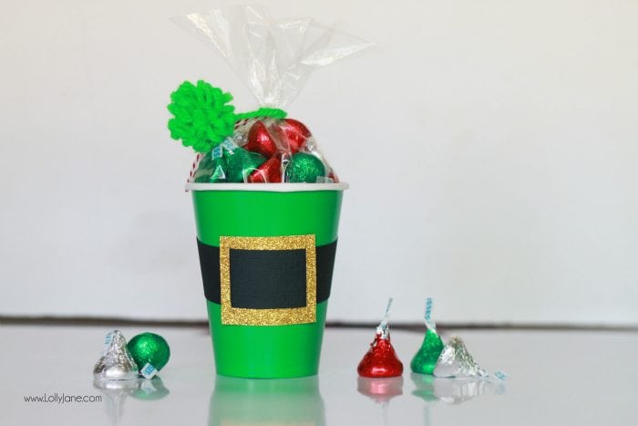 Check out this cute Christmas gift idea, elf kisses treat idea, just fill a green cup with holiday Hershey kisses and tape on an "elf belt" so fun! Cute Christmas neighbor gift idea or cute Christmas craft idea! 