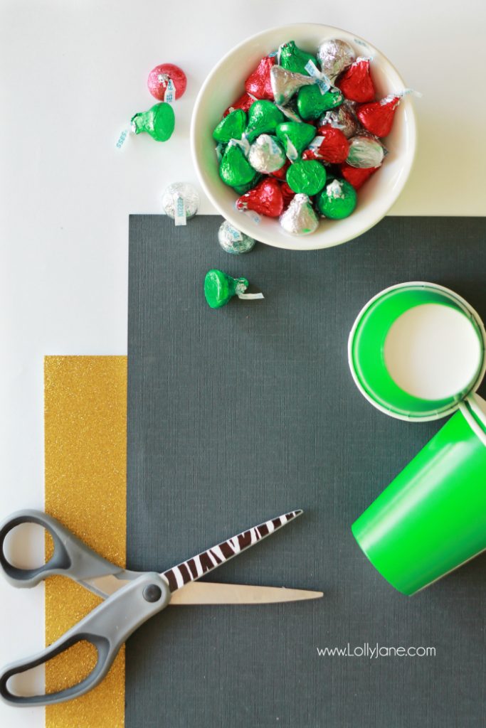 Check out this cute Christmas gift idea, elf kisses treat idea, just fill a green cup with holiday Hershey kisses and tape on an "elf belt" so fun! Cute Christmas neighbor gift idea or cute Christmas craft idea! 