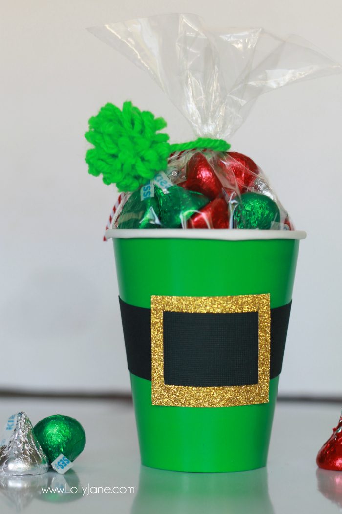 Check out this cute Christmas gift idea, elf kisses treat idea, just fill a green cup with holiday Hershey kisses and tape on an "elf belt" so fun! Cute Christmas neighbor gift idea or cute Christmas craft idea! 